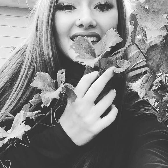 Meet your Posher, Gabrielle - Picture 1 of 1